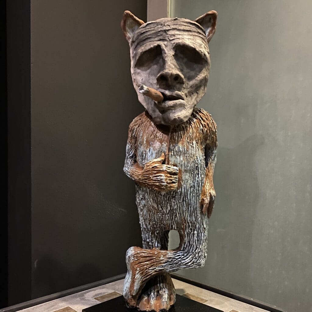 Statue d'un personnage typé Gainsburg