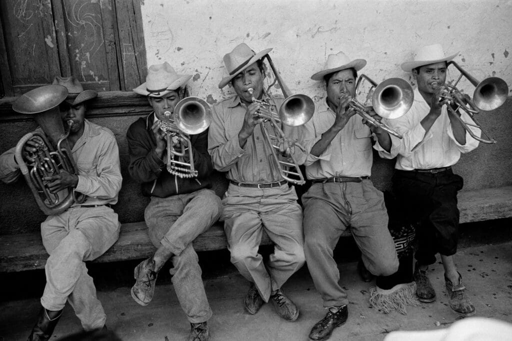 Photographie en noir et blanc de cinq musiciens
