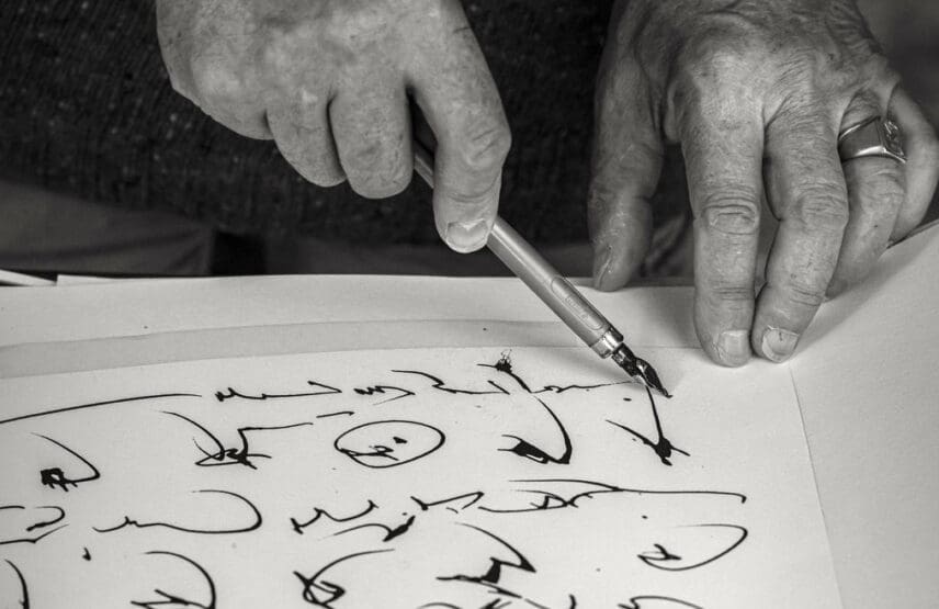 Main de l'artiste en train de dessiner