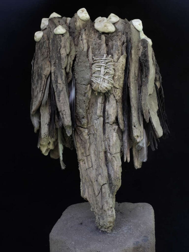 une statue composée d'assemblages de fragments récoltés dans la forêt et en bord de mer